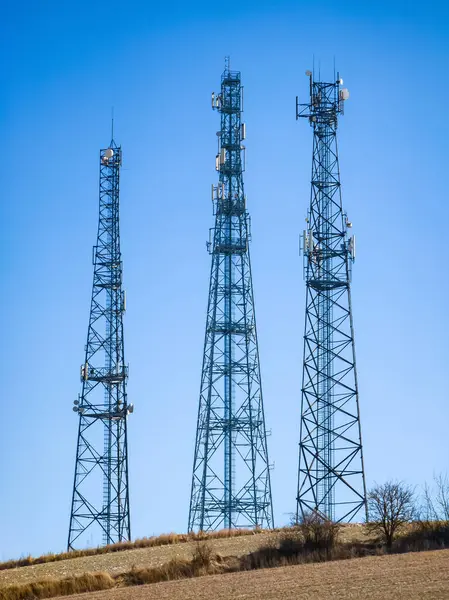 Torres Telecomunicaciones Campo Transmisor Antena Comunicación Inalámbrica Cielo Azul Fondo —  Fotos de Stock