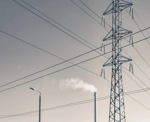 Fabrikschornstein Mit Rauch Industrierohr Stromleitungsmast — Stockfoto