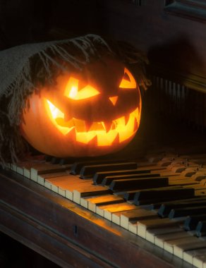 Cadılar Bayramı konsepti İçinde korkunç bir yüz ve mum olan balkabağı feneri..