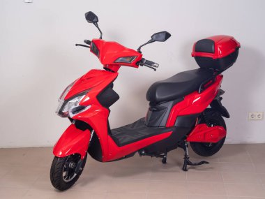 Şık bir elektrikli scooter. Modern şehir ulaşımı.