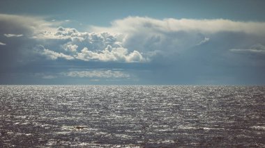 Güzel deniz manzarası. Bulutlu gökyüzü. Deniz dalgaları üzerindeki güneş ışığının yansıması
