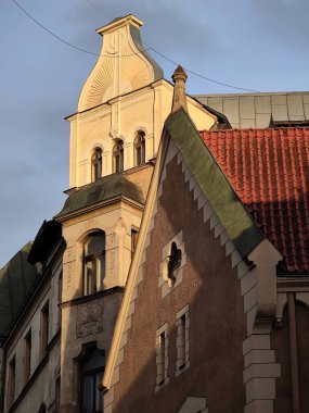 Eski şehir Riga Letonya 'nın mimarisi. Güneş ışığında binalar.