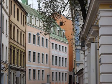 Letonya 'nın Riga şehrinin mimarisi. Binaların modern dış yüzeyi.