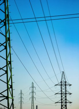 Gökyüzüne karşı yüksek voltajlı elektrik hattı kuleleri