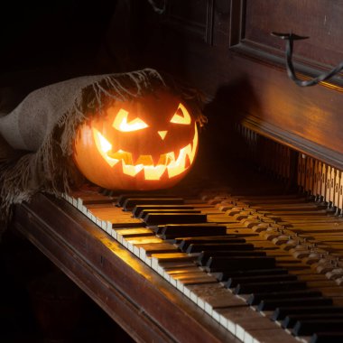 Cadılar Bayramı konsepti İçinde korkunç bir yüz ve mum olan balkabağı feneri..