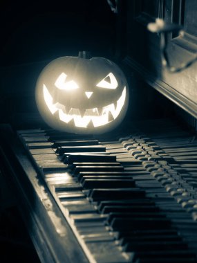 Cadılar Bayramı konsepti İçinde korkunç bir yüz ve mum olan balkabağı feneri..