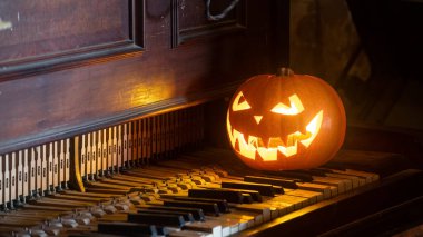 Cadılar Bayramı konsepti İçinde korkunç bir yüz ve mum olan balkabağı feneri..