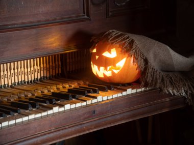 Cadılar Bayramı konsepti İçinde korkunç bir yüz ve mum olan balkabağı feneri..