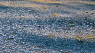 Kışın Baltık Denizi 'nin yüzeyine kar ve buz yakın çekim. Güzel doğa. Gün batımı ışığı.