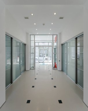 Lüks özel evdeki ferah salonun modern iç mekanı. Cam sürgülü kapılar. Gün ışığı.
