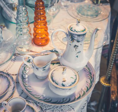 Eski moda bir iç mekan. Masada kaliteli çene bilinci yakın plan.