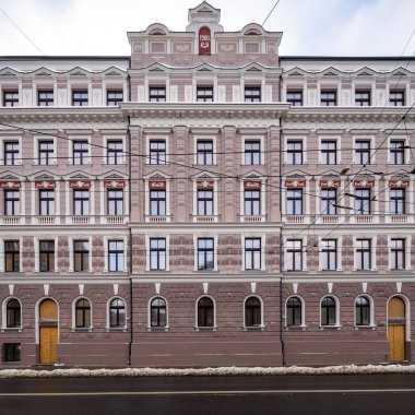 Riga 'nın kış şehri. Modern mimari. Konut binasının dışı. Bulutlu gökyüzü.