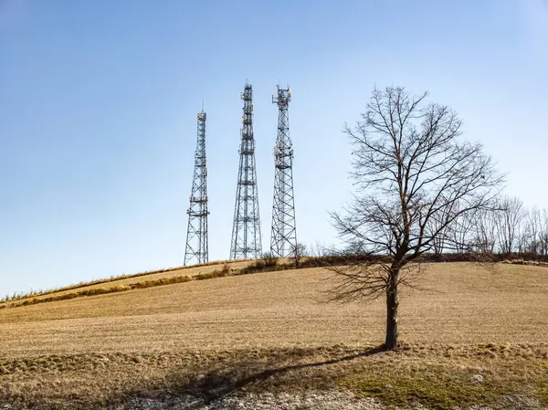 Telekomünikasyon Kuleleri Devrede Kablosuz Letişim Anten Vericisi Arka Planda Mavi — Stok fotoğraf