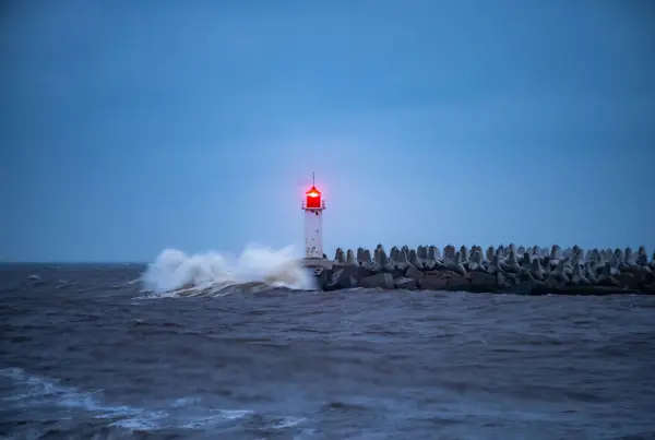Ondas Colidem Contra Cais Com Farol Mar Báltico — Fotografia de Stock