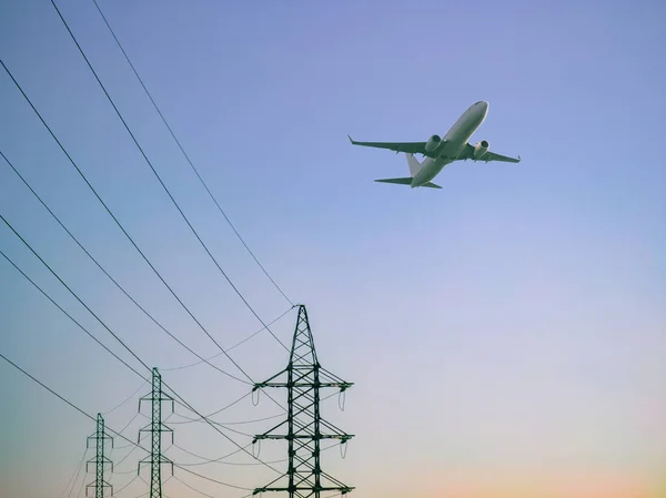 Línea Eléctrica Alto Voltaje Eleva Contra Cielo Avión — Foto de Stock