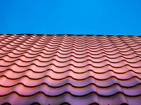 赤い粘土の陶磁器によって傾けられる屋根 ブルースカイ クローズアップ — ストック写真