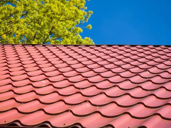 赤い粘土の陶磁器によって傾けられる屋根 ブルースカイ グリーンツリー — ストック写真