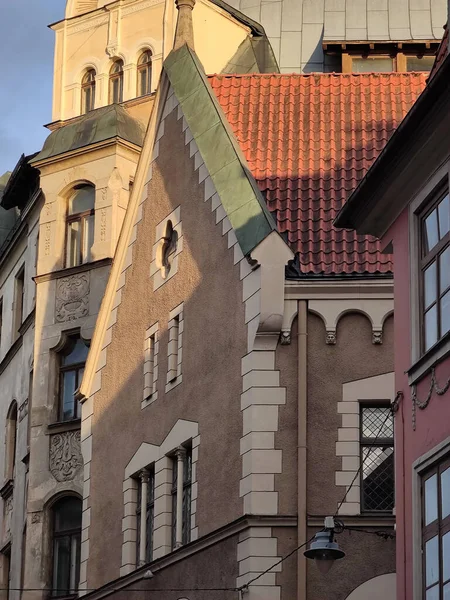 Eski şehir Riga Letonya 'nın mimarisi. Güneş ışığında binalar.