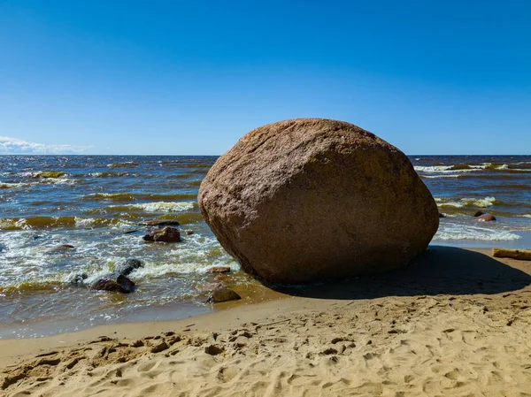 Прекрасний Морський Пейзаж Морські Хвилі Величезний Камінь Піщаному Пляжі — стокове фото