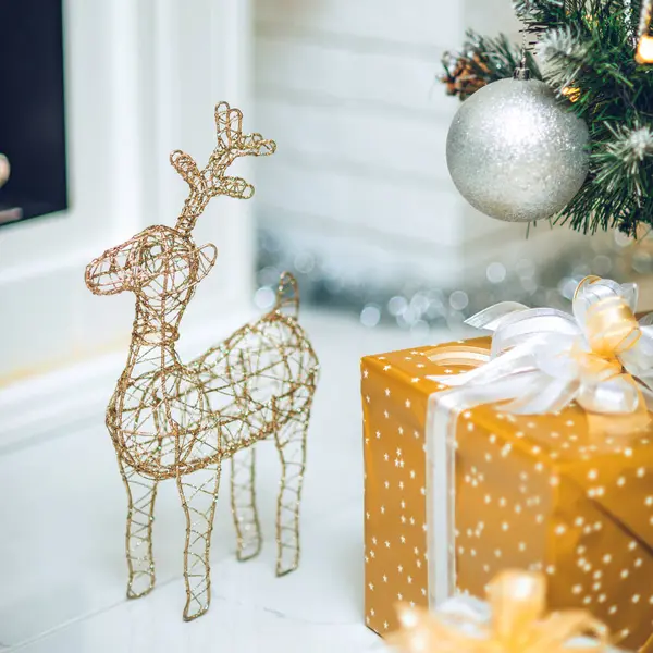 Vánoční Slavnostní Dekorace Nádherně Zabalené Dárky Drátěný Jelen — Stock fotografie