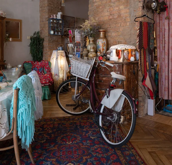 老式风格的室内设计 木制家具 复古自行车 — 图库照片