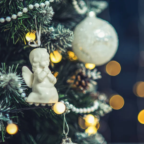 Bola Branca Contas Brinquedo Anjo Luzes Bokeh Grinalda Árvore Natal — Fotografia de Stock