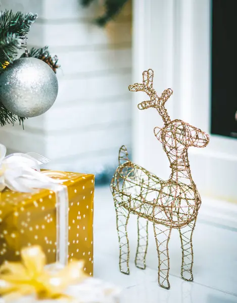 Χριστουγεννιάτικα Στολίδια Όμορφα Τυλιγμένα Δώρα Ελαφάκι — Φωτογραφία Αρχείου