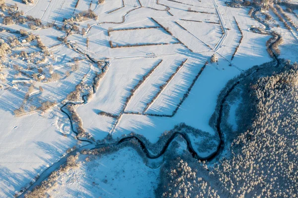 美しい雪の森と川 上からの冬の風景 — ストック写真