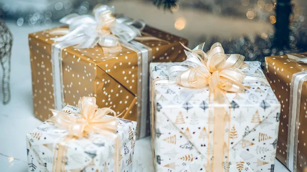 Κοντινό Πλάνο Από Όμορφα Τυλιγμένα Χριστουγεννιάτικα Δώρα Λευκά Και Χρυσά — Φωτογραφία Αρχείου