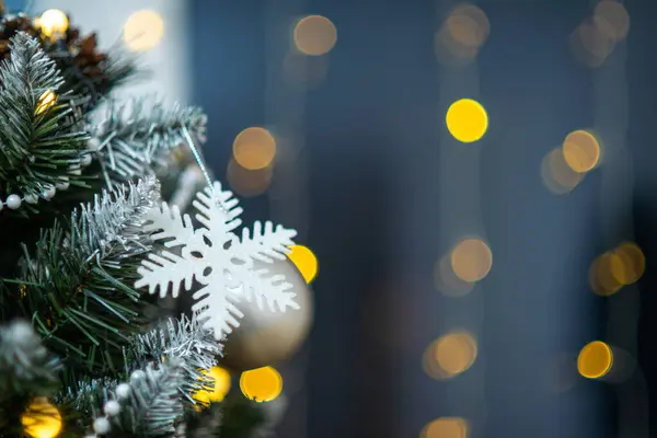 Close Árvore Natal Decorada Floco Neve Luzes Bokeh — Fotografia de Stock