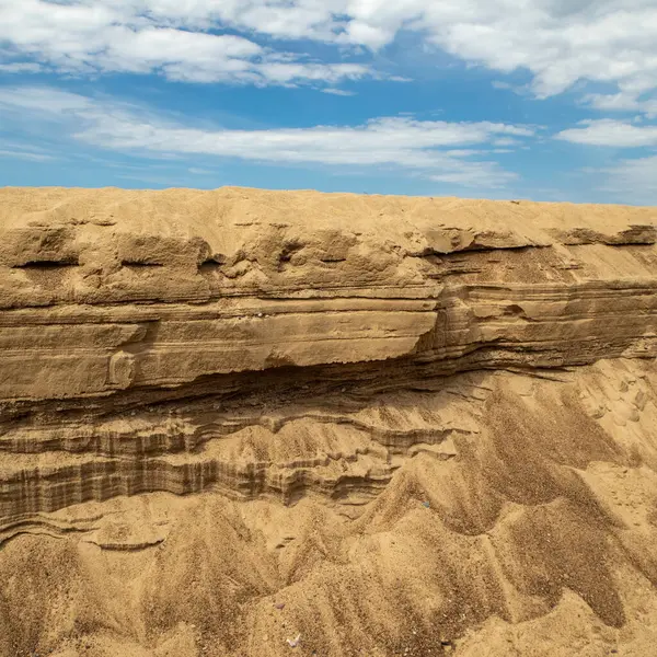 風景画 サンディ ショア 砂の岩 背景に曇った空 — ストック写真