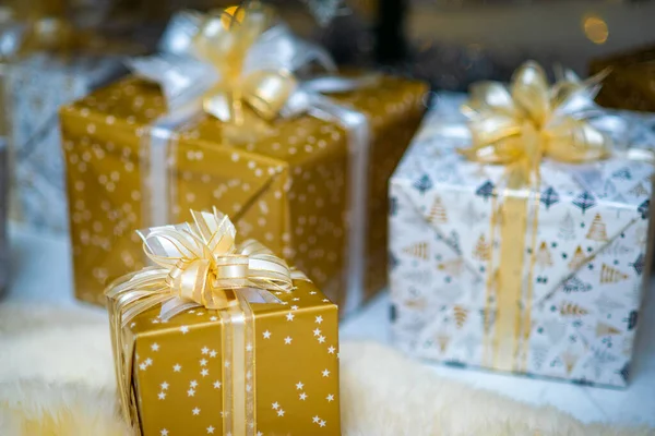 Close Belos Presentes Natal Embrulhados Cores Brancas Douradas — Fotografia de Stock