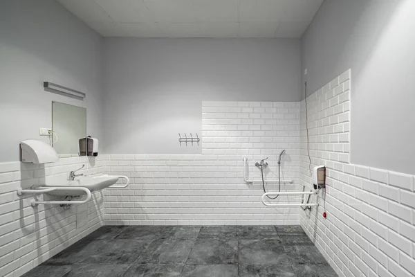 Interiér Koupelny Příslušenstvím Pro Tělesně Postižené Bílé Cihly Šedé Dlaždice — Stock fotografie