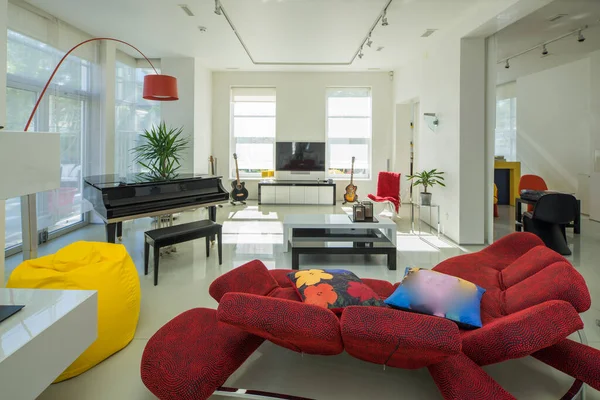 Intérieur Moderne Maison Privée Luxe Salon Spacieux Avec Canapé Rouge — Photo