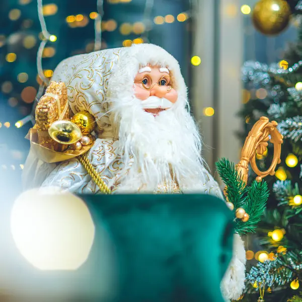 Boneca Grande Bonita Papai Noel Árvore Natal Luzes Bokeh — Fotografia de Stock