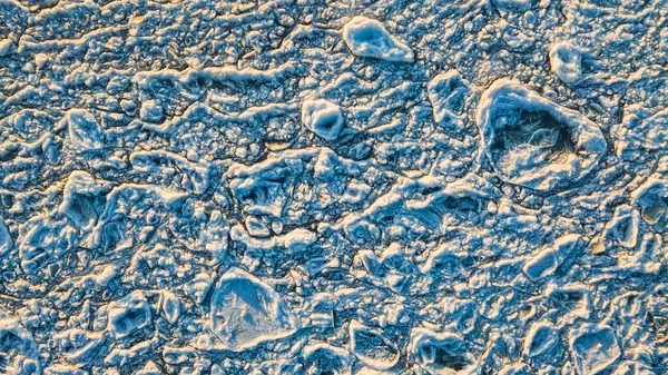 Kışın Baltık Denizi 'nin yüzeyine kar ve buz yakın çekim. Güzel doğa. Gün batımı ışığı.