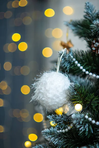 Bola Branca Contas Luzes Bokeh Guirlanda Luminosa Árvore Natal — Fotografia de Stock