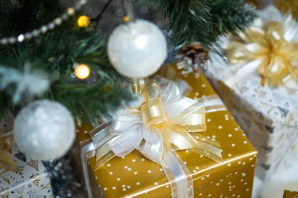 Primer Plano Hermosos Regalos Navidad Envueltos Colores Blanco Dorado — Foto de Stock