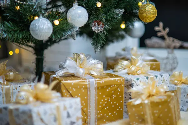 Gros Plan Beaux Cadeaux Noël Emballés Couleurs Blanches Dorées — Photo