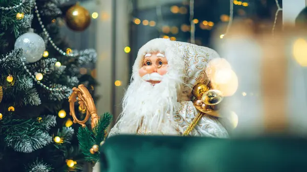 Boneca Grande Bonita Papai Noel Árvore Natal Luzes Bokeh — Fotografia de Stock