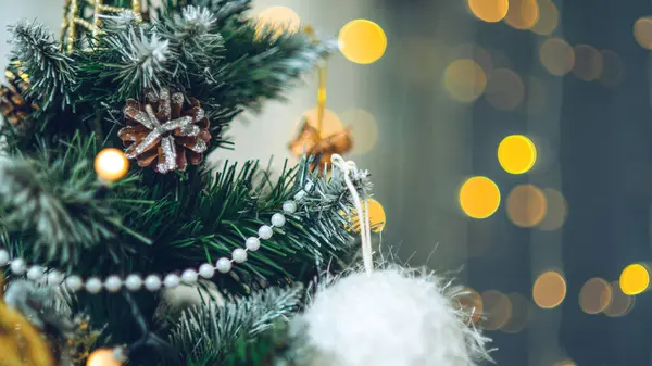 Κώνο Από Έλατο Χάντρες Χριστουγεννιάτικο Δέντρο Bokeh Φώτα Της Γιρλάντα — Φωτογραφία Αρχείου