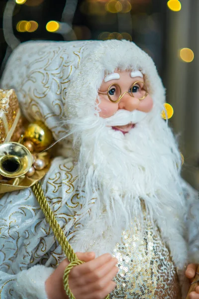 漂亮的大娃娃圣诞老人 把衣服穿上Bokeh灯 — 图库照片