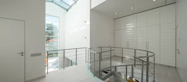 Interior Moderno Salão Casa Privada Luxo Escadaria Espiral Feita Vidro — Fotografia de Stock
