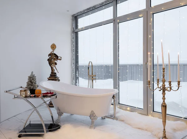 Lüks banyo içi. Noel süsleri. Pencerenin yanında banyo.