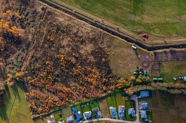 コテージ村の空中ドローンビュー 秋の森 高級不動産 — ストック写真