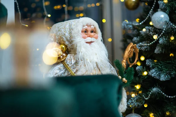 Krásná Panenka Santa Clause Vánoční Stromek Bokeh Světla — Stock fotografie