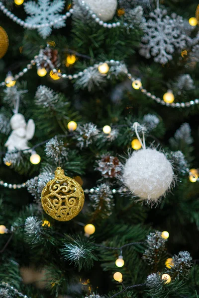 Bílé Zlaté Kuličky Korálky Světelné Věnce Vánočním Stromečku — Stock fotografie
