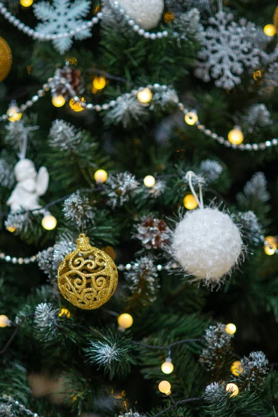 Bolas Blancas Doradas Cuentas Guirnalda Luminosa Árbol Navidad — Foto de Stock