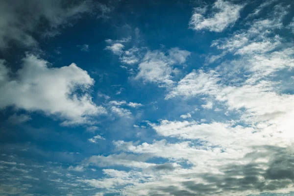 Prachtige Natuur Achtergrond Blauwe Lucht Met Witte Wolken Zonnige Dag — Stockfoto