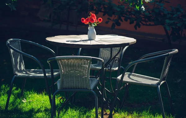 Tavolo Sedie Nel Giardino Estivo Fiori Rossi Vaso — Foto Stock